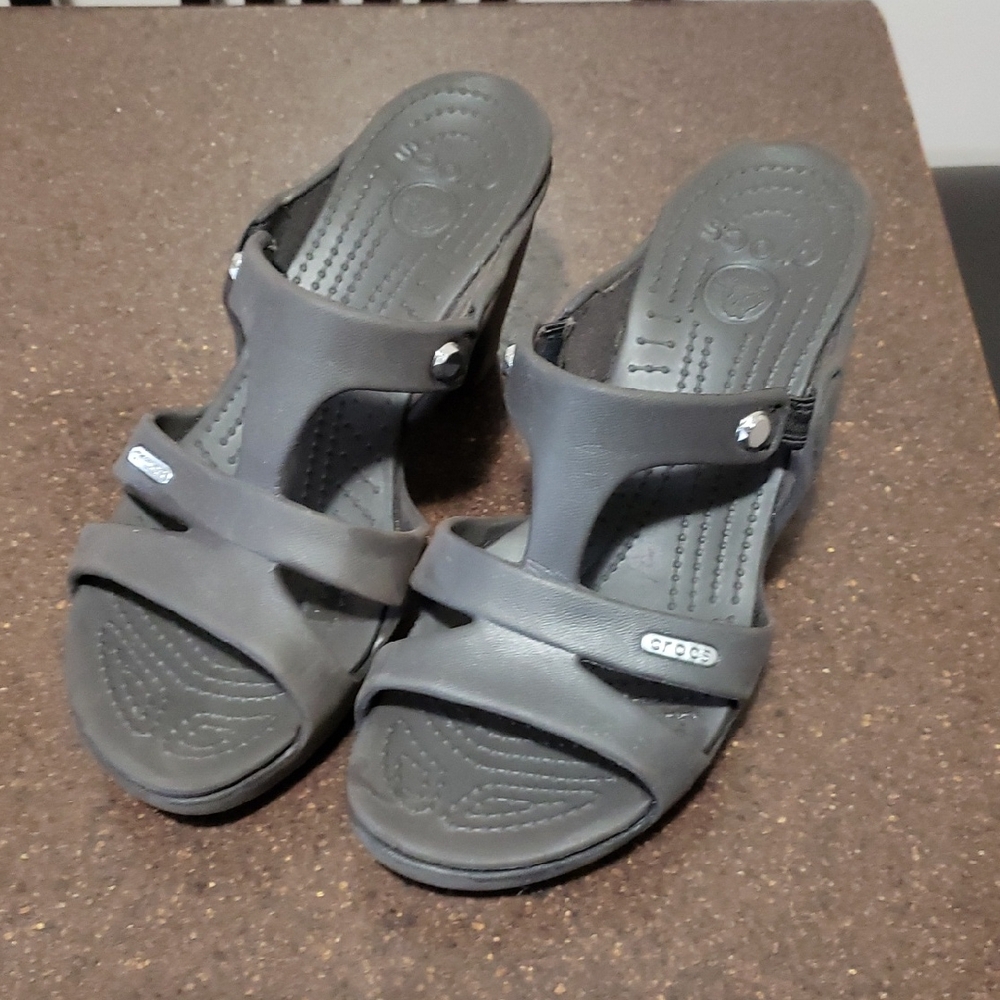 Crocs Cyprus V Heels Womens Size 8 ESPRESSO Preowned. New Condition.